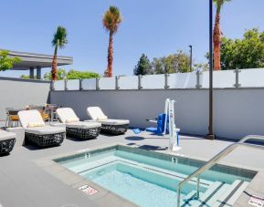 small outdoor dipping pool in beautiful surroundings with sun beds at Hampton Inn Irvine Spectrum Lake Forest.