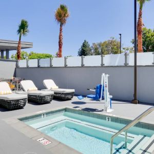small outdoor dipping pool in beautiful surroundings with sun beds at Hampton Inn Irvine Spectrum Lake Forest.