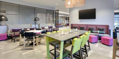 very spacious and comfortable coworking space at Hampton Inn Irvine Spectrum Lake Forest.