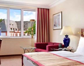 Hotel room with window and desk at the Hilton Mainz City.