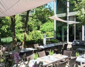 Outdoor patio with garden perfect as workspace at the Hilton Munich Park.