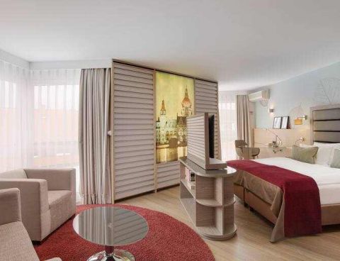 Hotel DoubleTree By Hilton Hannover Schweizerhof image