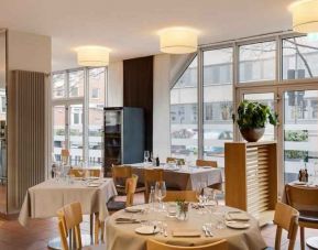 Dining area perfect as workspace at the DoubleTree by Hilton Hannover Schweizerhof.