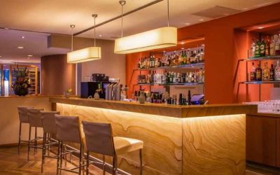 Hotel workspace along the bar at the DoubleTree by Hilton Hannover Schweizerhof.