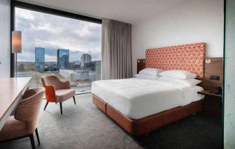 King bedroom with working station at the DoubleTree by Hilton Frankfurt Niederrad.