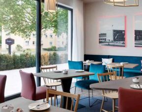 Dining area perfect for co-working at the Hampton by Hilton Kaiserslautern.