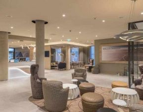 Lobby workspace perfect for co-working at the Hampton by Hilton Frankfurt Airport.