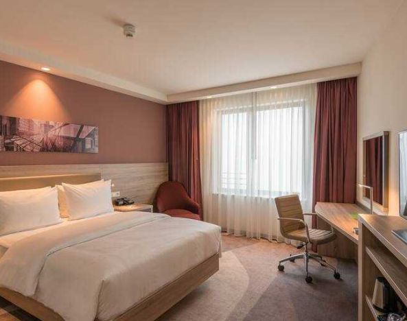 King bedroom with working station at the Hampton by Hilton Frankfurt City Centre East.