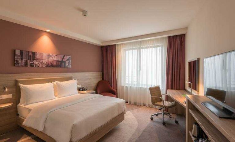 King bedroom with working station at the Hampton by Hilton Frankfurt City Centre East.
