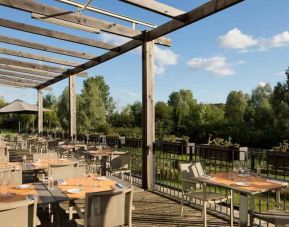 Restaurant area suitable for co-working at the DoubleTree by Hilton Lyon Eurexpo.