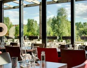 Restaurant area suitable for co-working at the DoubleTree by Hilton Lyon Eurexpo.