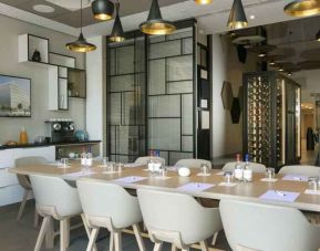 Elegant meeting room at the Hilton Garden Inn Bordeaux Centre.