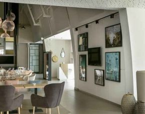 Restaurant area suitable as workspace at the Hilton Garden Inn Bordeaux Centre.