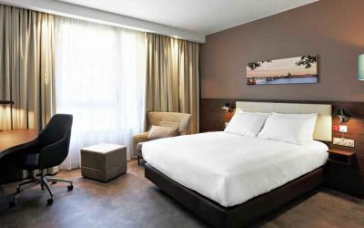 Queen room with desk at the Hampton by Hilton Toulouse Airport.