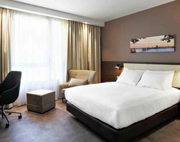 Queen room with desk at the Hampton by Hilton Toulouse Airport.