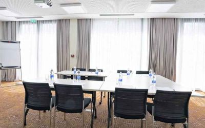 Meeting room with u shape table at the Hampton by Hilton Toulouse Airport.