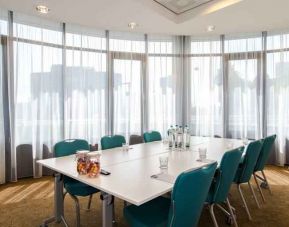 Meeting room with square table at the Hampton by Hilton Amsterdam Airport Schiphol.