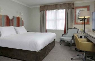 beautiful king room with TV and workspace at DoubleTree by Hilton York.