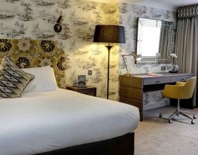 lovely delux king room with work desk ideal for working remotely at DoubleTree by Hilton York..