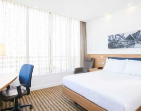 Queen room with desk at the Hampton by Hilton Amsterdam Arena Boulevard.