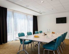 Meeting room with TV screen at the Hampton by Hilton Amsterdam Arena Boulevard.