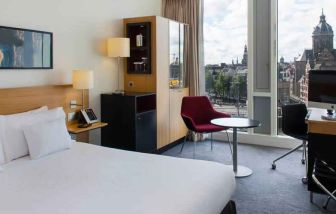 Queen room with view and desk at the DoubleTree by Hilton Amsterdam Centraal Station.