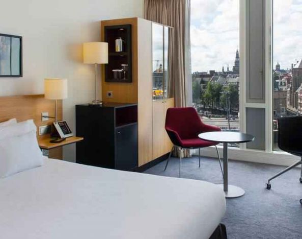 Queen room with view and desk at the DoubleTree by Hilton Amsterdam Centraal Station.