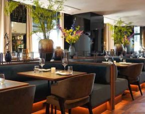 Dining area perfect for co-working at the Hilton The Hague.