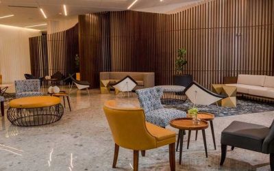 comfortable lobby and coworking space at Hilton Garden Inn Santa Ana San Jose.
