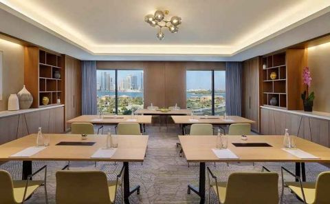 Hotel DoubleTree By Hilton Sharjah Waterfront Hotel And Residences image