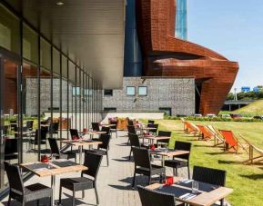 Outdoor patio perfect as workspace at the Hilton Garden Inn Leiden.