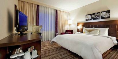 spacious king room with TV and work desk at Hilton Garden Inn Mardin.