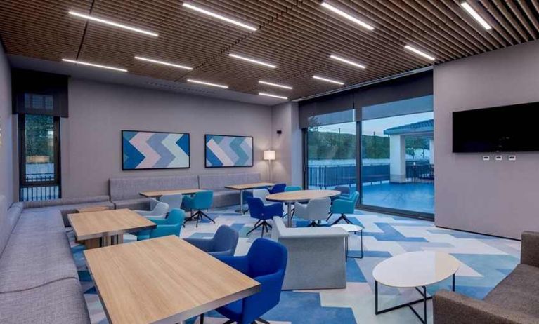 comfortable lobby and coworking space at Hampton by Hilton Istanbul Zeytinburnu.