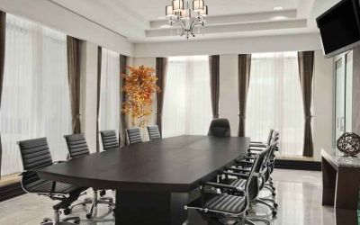 Meeting room with TV screen at the Hilton Garden Inn Tuxtla Gutierrez.