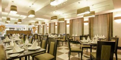 Dining area perfect for co-working at the Hilton Garden Inn Tuxtla Gutierrez.
