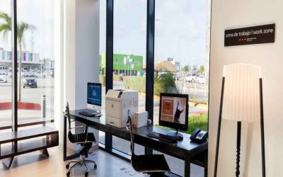 Working station with computers and printer at the Hampton Inn by Hilton Cancun Cumbres.