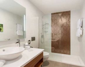 spacious king bathroom at Hilton Garden Inn Sevilla.