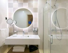 bright and clean king bathroom at Hampton by Hilton Alcobendas Madrid.