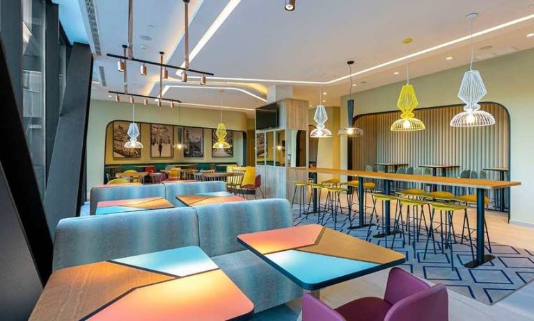 colorful lobby and coworking space ideal for working remotely at Hampton by Hilton Alcobendas Madrid.