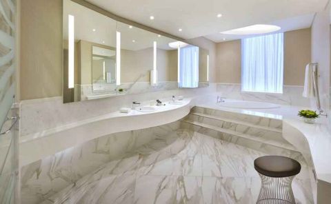 Hotel DoubleTree By Hilton Doha - Old Town image