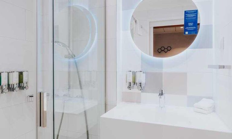 Bathroom at the Hampton by Hilton Warsaw Reduta.