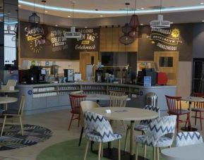 Dining area suitable for co-working at the Hampton by Hilton Olsztyn.