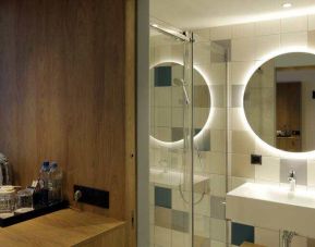 Guest bathroom at the Hampton by Hilton Olsztyn.