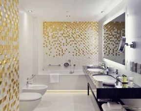 Guest bathroom woith bath tub at the DoubleTree by Hilton Lodz.