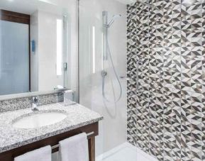 Guest bathroom at the Hampton by Hilton Gdansk Oliwa.