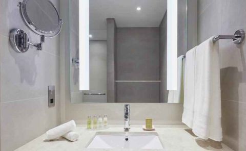 Hotel Hilton Garden Inn Muscat Al Khuwair image