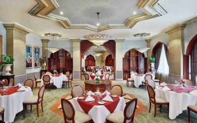 Restaurant area suitable for co-working at the Madinah Hilton Hotel.
