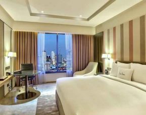 King bedroom with desk and TV screen at the DoubleTree by Hilton Sukhumvit Bangkok.