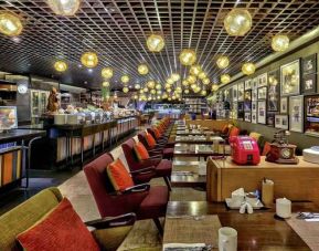 Dining area suitable for co-working at the DoubleTree by Hilton Sukhumvit Bangkok.