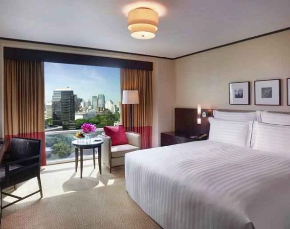 King bedroom with desk at the Conrad Bangkok.